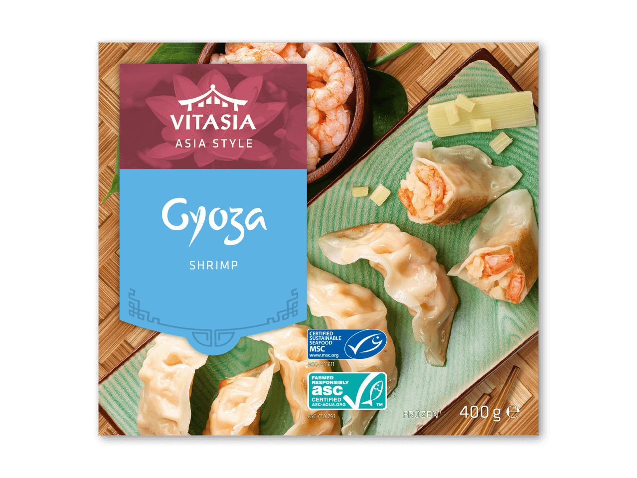 Gyoza med rejer og grøntsager på en grøn tallerken, med en pakke mærket 'Gyoza Shrimp'.