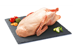 Pato cru com legumes.