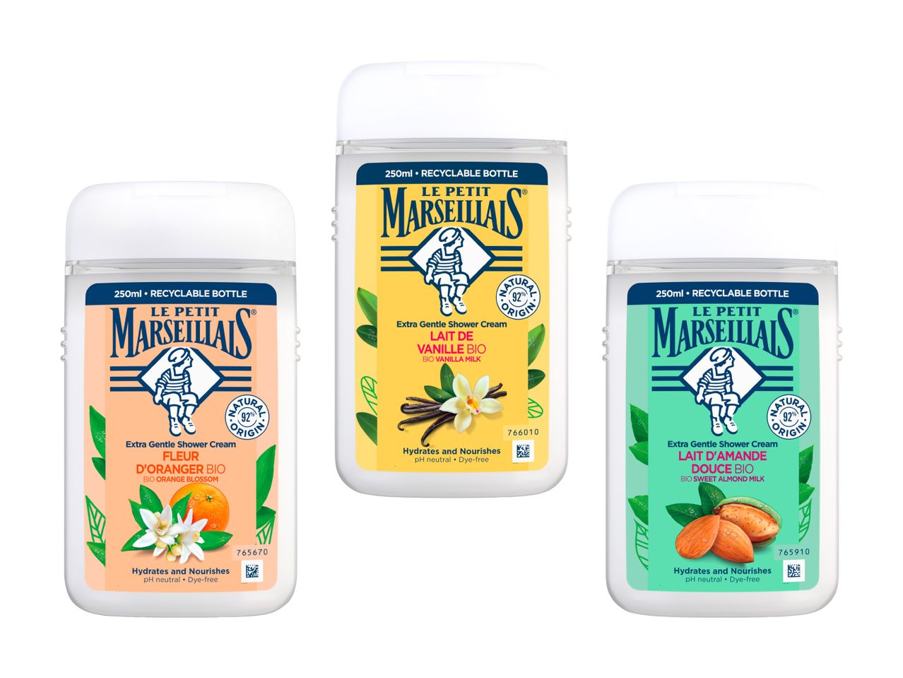 Drei Duschgel-Flaschen von Le Petit Marseillais mit Vanille-, Orangenblüten- und Mandelduft.