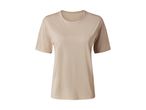 En lys beige t-shirt med korte ærmer.