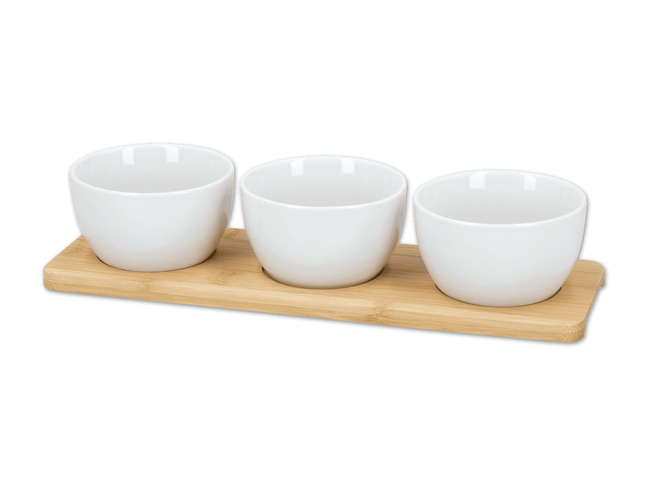 Drei weiße Keramikschalen auf einem rechteckigen Bambustablett