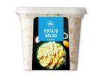 Kartoffelsalat med yoghurt i en stor beholder, med et billede af salaten på etiketten.