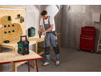 Man in werkplaats met PARKSIDE accuboormachine en radio.