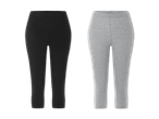 Zwei Paar 3/4 Leggings, eine schwarze und eine graue.