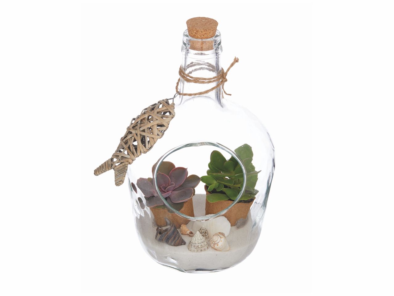 Terrarium en verre en forme de bouteille avec des succulentes et un poisson décoratif en bois.