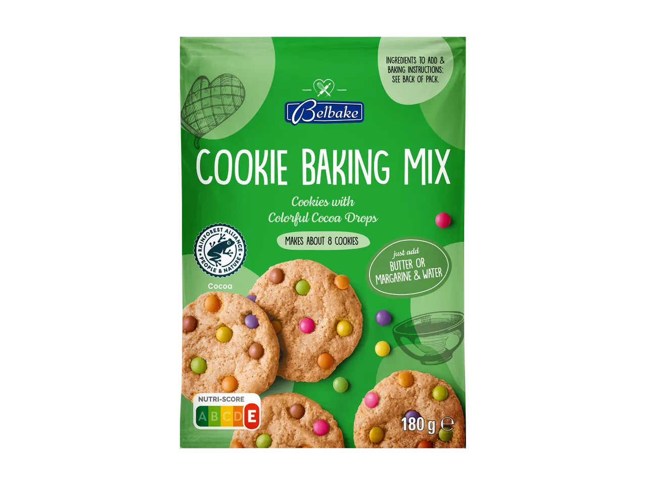 Zelena embalaža mešanice za peko piškotov z barvnimi kakavovimi kapljicami, prikazuje piškote in sestavine.