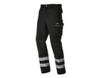 Pantalon de travail noir avec bandes réfléchissantes.