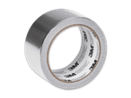 Eine Rolle 3M-Aluminiumklebeband auf schwarzem Hintergrund.