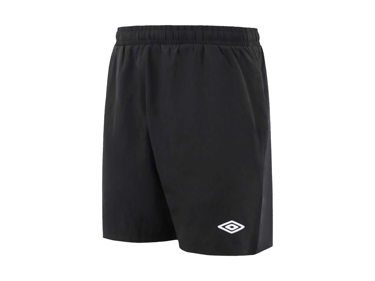 Sorte sportsshorts med elastisk talje og et hvidt logo på venstre ben.