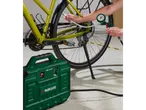 Parkside® PMK 1100 A1 kompresszor kerékpárgumit fúj fel.