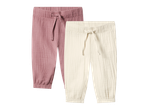 Dvoje dječjih hlača od muslina, jedne ružičaste i jedne bež boje.