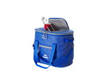 Mala térmica azul com uma garrafa de bebida vermelha