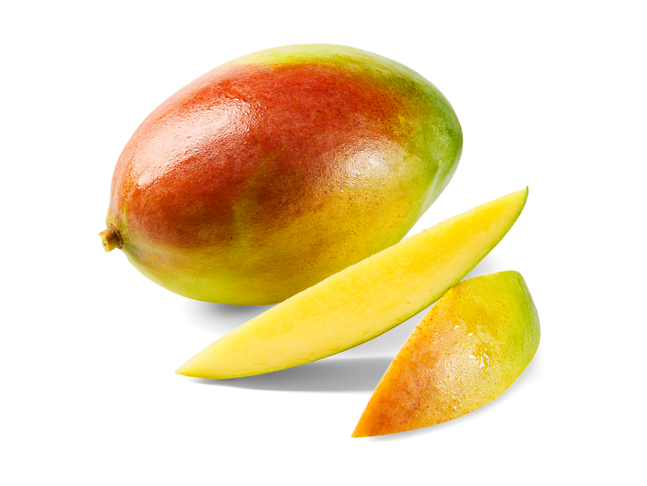 Verse mango en twee gesneden stukken op een zwarte achtergrond.