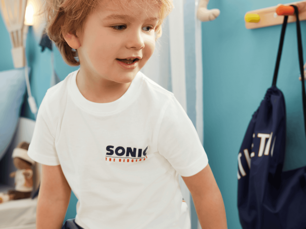 Kleines Kind trägt ein weißes SONN T-Shirt.