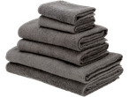 Ein Stapel grauer Badetücher.