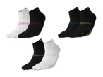 Drei Paar kurze Socken in Weiß und Schwarz mit farbigen Akzenten.