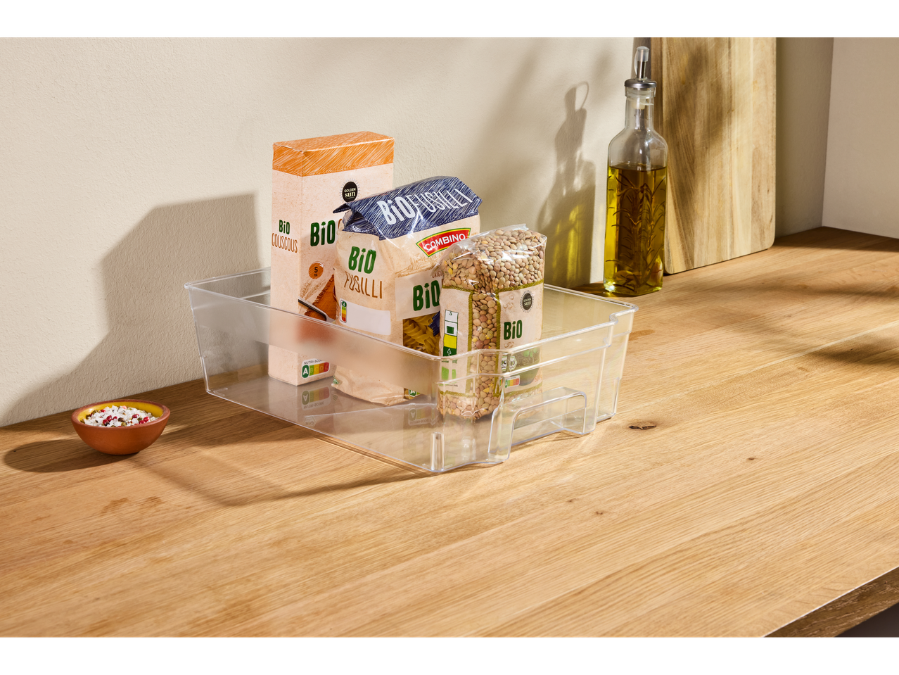 Providni organizator za frižider sa BIO prehrambenim proizvodima na drvenoj ploči