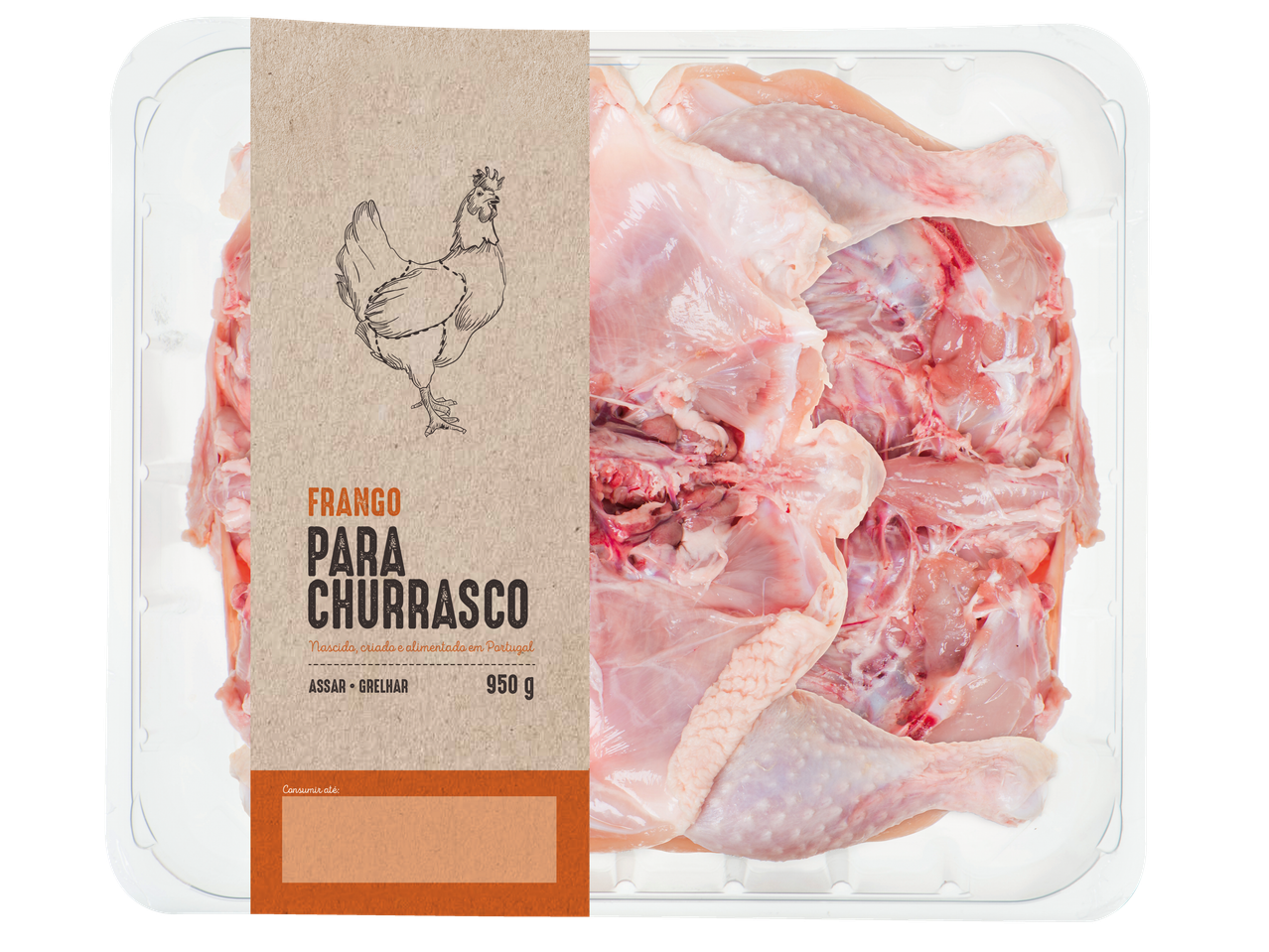 Frango inteiro cru para churrasco numa bandeja transparente com rótulo castanho.
