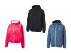 Drei Kapuzenpullover in Rot, Schwarz und Blau mit Reißverschluss und Logo.