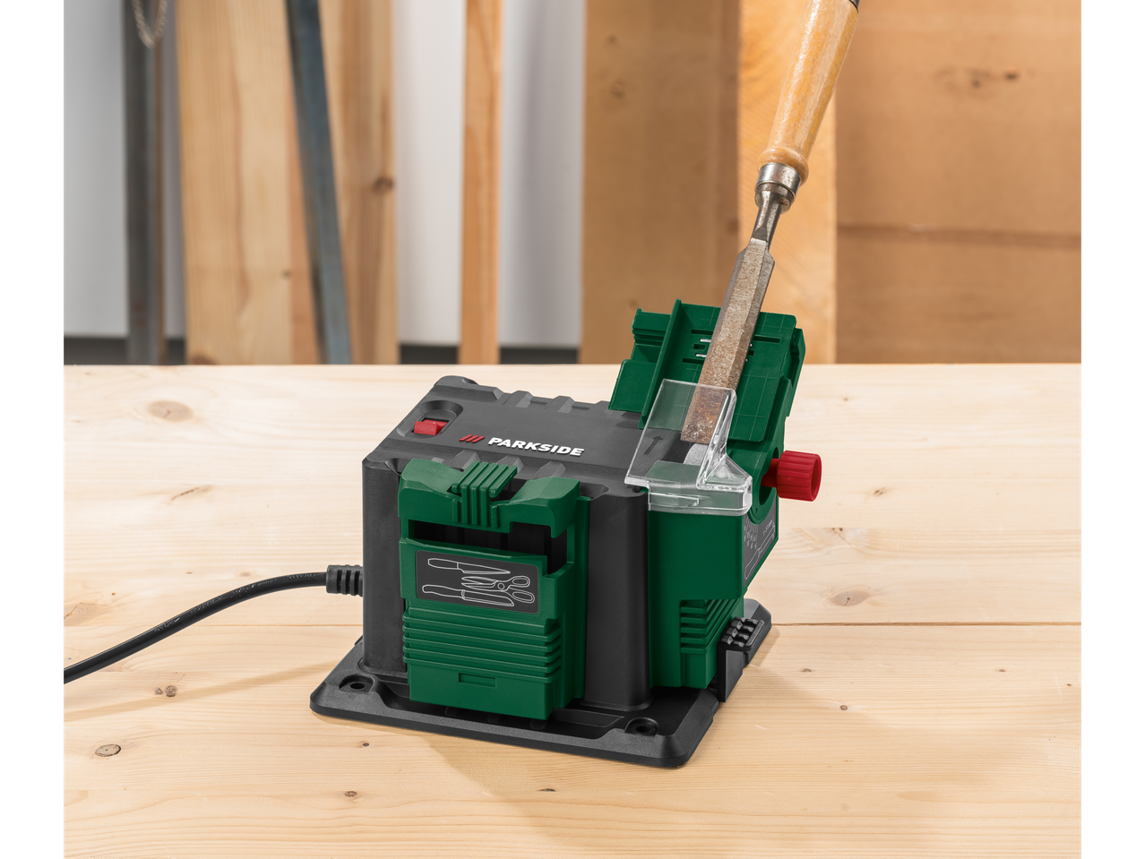 Станция за заточване Parkside® с длето на дървена маса.