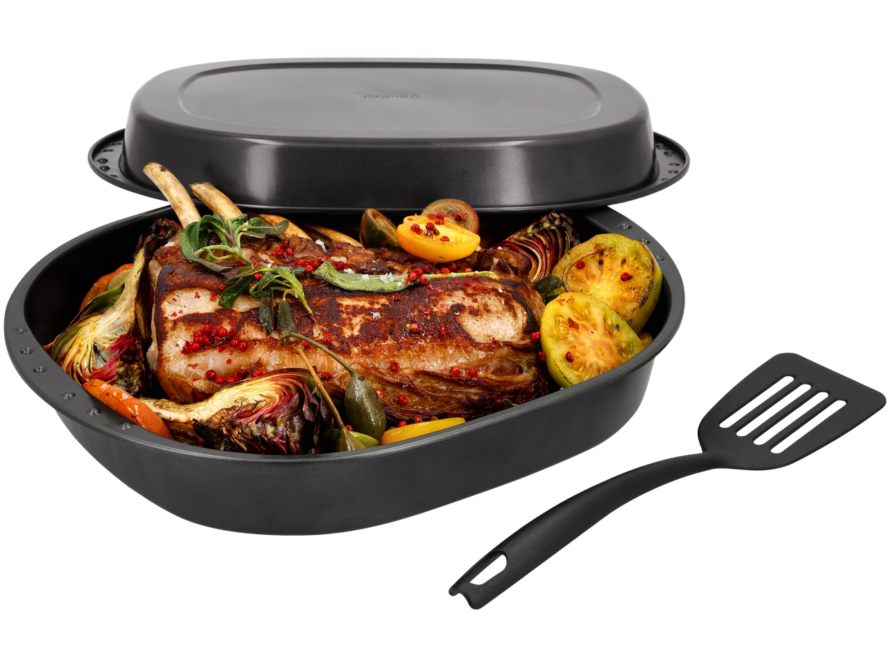 Тава за печене Silvercrest® с печено месо, зеленчуци и шпатула.