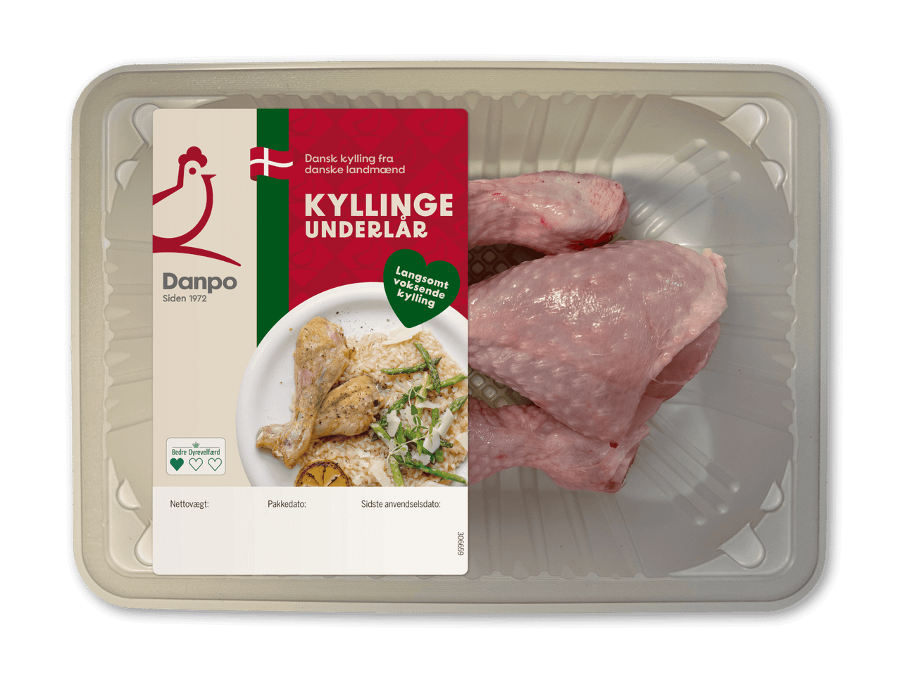 Rå kyllingeunderlår i bakke med etiket, der viser et billede af tilberedt kylling og tekst om langsomt voksende kylling.