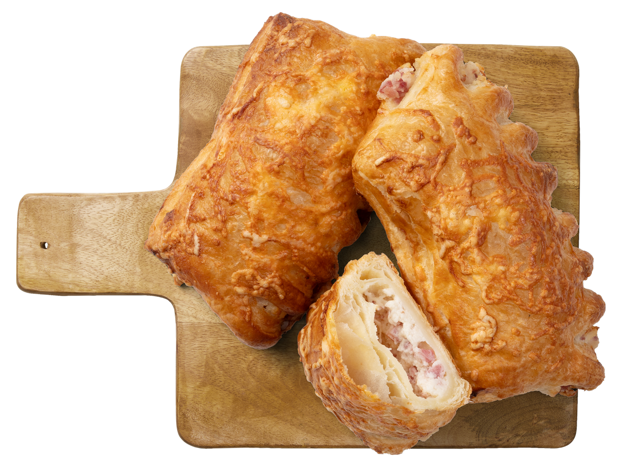 Sajtos-sonkás táskák vágódeszkán, felülnézetből, egy félbevágott darabbal.