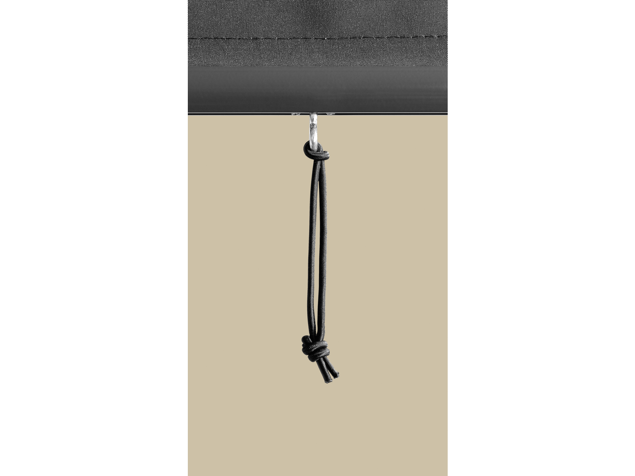 LIVARNO vertikalna tenda: krupni plan crne elastične vrpce i metalne kuke