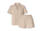 Beigefarbenes Pyjama-Set aus Musselin mit Kurzarmhemd und Shorts.
