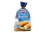 Paquet de mini gâteaux éponge avec un fourrage au lait, accompagnés d'un verre de lait.