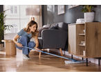 Mulher a limpar o chão com uma esfregona W5 Switch numa sala de estar.