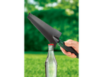 Lopățică de grădină PARKSIDE® cu deschizător de sticle, folosită pentru a deschide o sticlă.