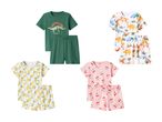 Sæt med fire pyjamasser til børn: to med dinosaurer, en med citroner og en med kirsebær.