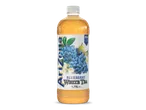 Fles bosbessen witte thee met een etiket van bosbessen, peren en bloemen.