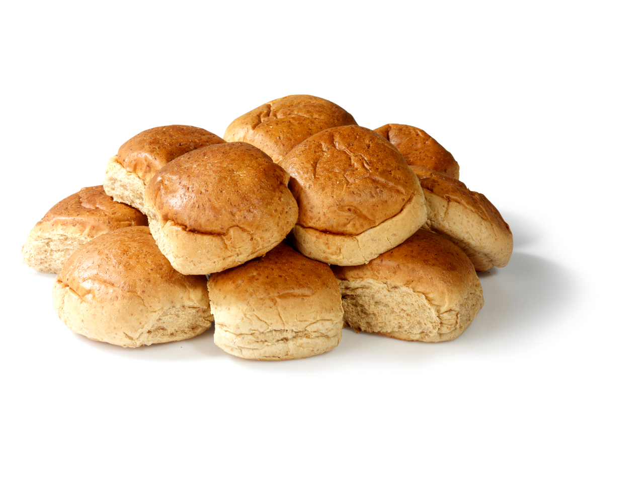 Volkoren broodjes op een wit bord.