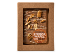 Melkchocoladereep met stroopwafelstukjes en karamelblokjes in een kartonnen verpakking.