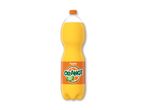 En stor flaske appelsinsodavand med en orange etiket, der viser en appelsinskive og teksten 'ORANGE'.
