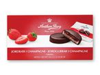 Anthon Berg chokoladeæske med jordbær- og champagnesmag, der viser hele og halverede chokolader samt friske jordbær.