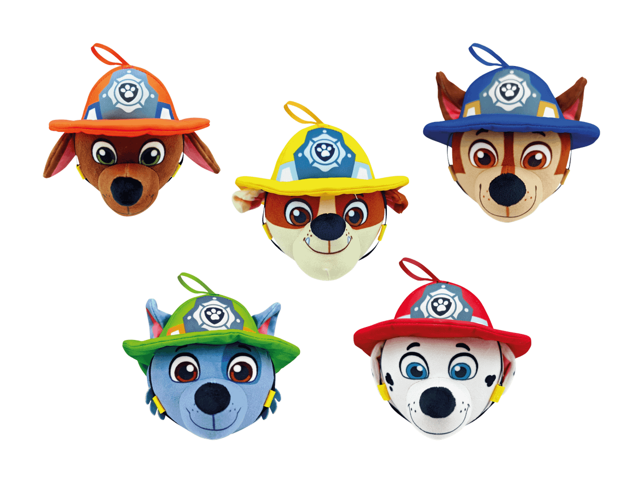 Cinq têtes de chiens en peluche avec des casques de pompier colorés.