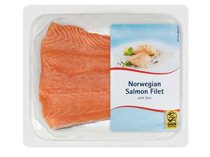 Friss, bőrös lazacfilészelet