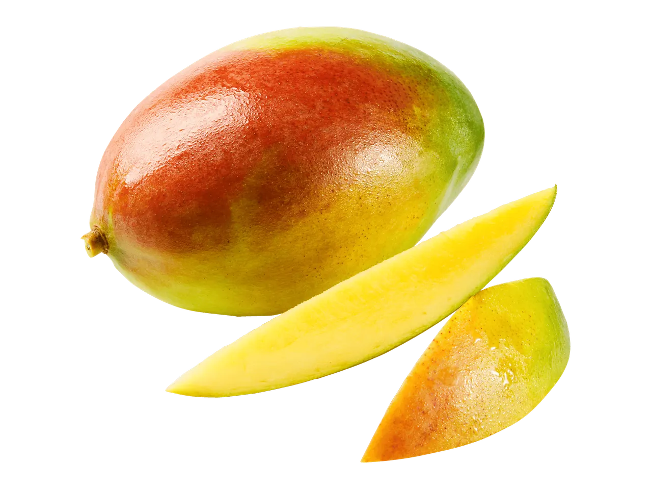 Kokonainen mango ja kaksi mangoviipaletta mustalla taustalla.