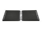 Deux plaques de cuisson noires avec des rainures, côte à côte sur un fond noir.