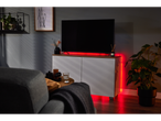 Iluminare LED roșie în spatele unui televizor și a unui dulap.