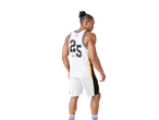 Un jucător de baschet cu un tricou CR7T alb cu numărul 25.