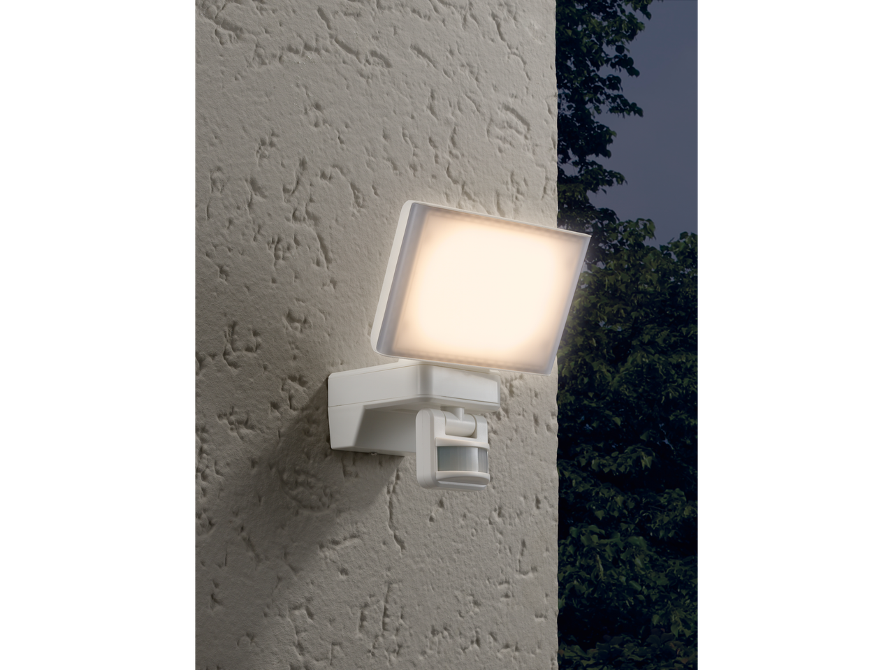 LIVARNO home spoljni LED reflektor sa senzorom pokreta na teksturisanoj zidu.