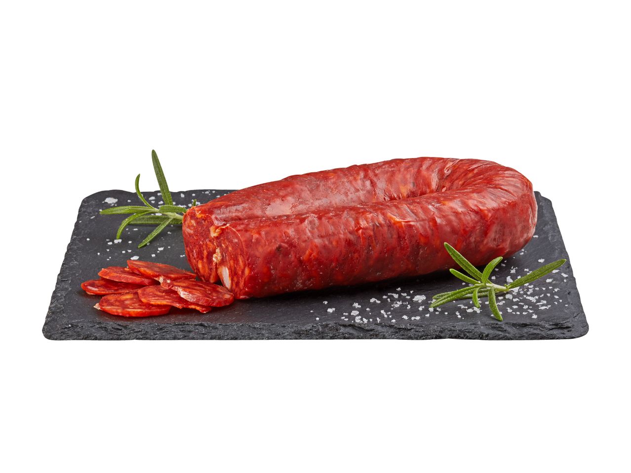 Spanische Chorizo auf einem Schieferstein mit Rosmarin und Salz.