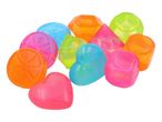 Forme per cubetti di ghiaccio colorati, tra cui forma di cuore e altre forme geometriche.