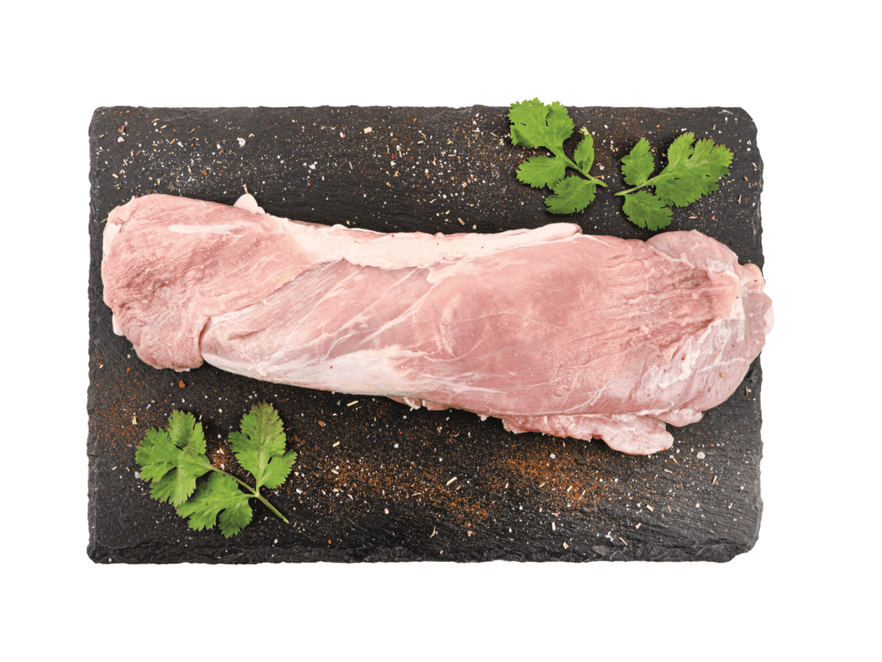 Šviežia kiaulienos filė su prieskoniais ir kalendra ant juodos lentos.