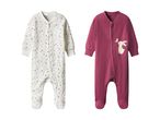 To baby-onesies; en med prikker og en med kaninmotiv.