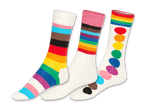 Drei bunte Socken mit Regenbogen- und Punktmustern.